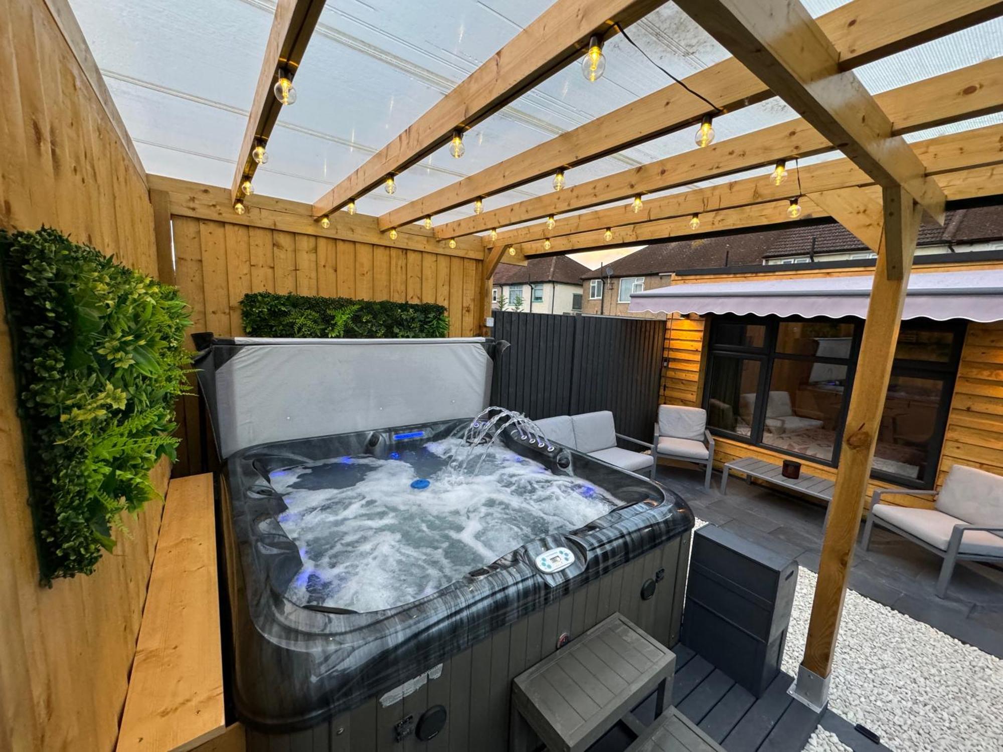 Wild & Free Hot Tub Retreat Apartment Dartford Bagian luar foto